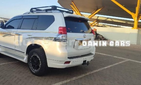 Oofamaa Toyota Land Cruiser Prado White Makiinaa iti Nairobi keessatti Nairobi keessatti