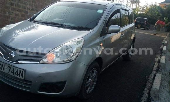 Oofamaa Nissan Note Silver Makiinaa iti Nairobi keessatti Nairobi keessatti