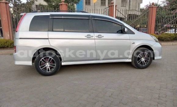 Oofamaa Toyota ISIS Silver Makiinaa iti Nairobi keessatti Nairobi keessatti