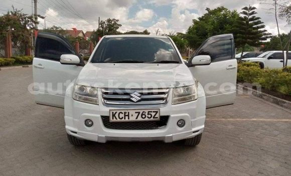 Oofamaa Suzuki Escudo White Makiinaa iti Nairobi keessatti Nairobi keessatti