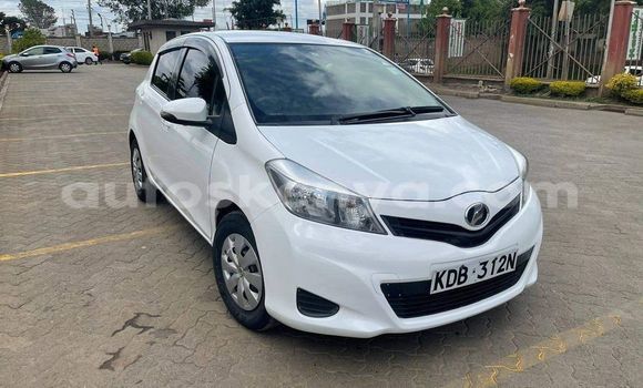 Nunua Ilio tumika Toyota Vitz Nyeupe Gari ndani ya Nairobi nchini Nairobi