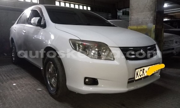 Oofamaa Toyota Axio White Makiinaa iti Nairobi keessatti Nairobi keessatti