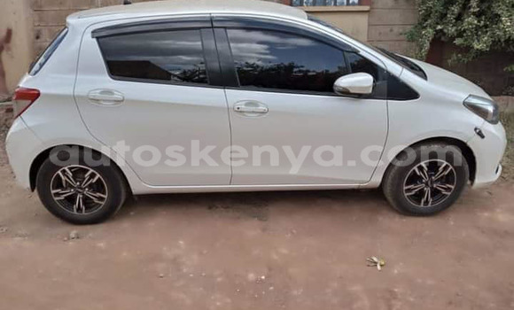 Oofamaa Toyota Vitz White Makiinaa iti Nairobi keessatti Nairobi keessatti