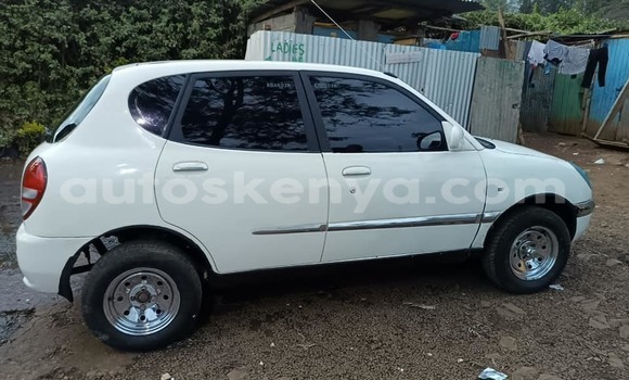 Oofamaa Toyota Duet White Makiinaa iti Nairobi keessatti Nairobi keessatti
