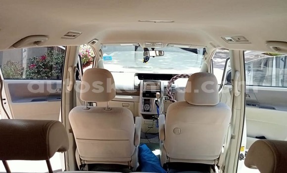 Oofamaa Toyota Noah White Makiinaa iti Nairobi keessatti Nairobi keessatti Oofamaa Toyota Noah White Makiinaa iti Nairobi keessatti Nairobi keessatti