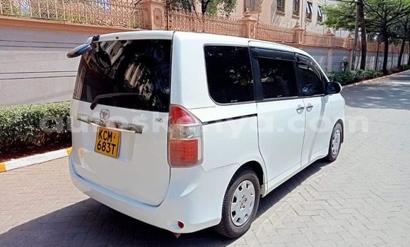 Oofamaa Toyota Noah White Makiinaa iti Nairobi keessatti Nairobi keessatti Oofamaa Toyota Noah White Makiinaa iti Nairobi keessatti Nairobi keessatti