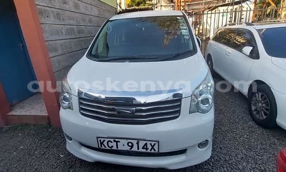 Oofamaa Toyota Noah White Makiinaa iti Nairobi keessatti Nairobi keessatti