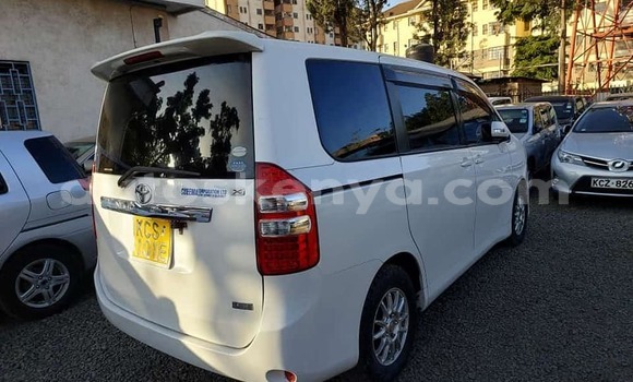 Oofamaa Toyota Noah White Makiinaa iti Nairobi keessatti Nairobi keessatti Oofamaa Toyota Noah White Makiinaa iti Nairobi keessatti Nairobi keessatti
