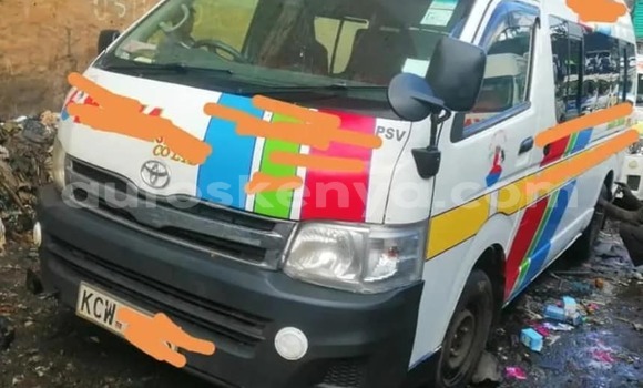 Oofamaa Toyota Shark White Makiinaa iti Nairobi keessatti Nairobi keessatti