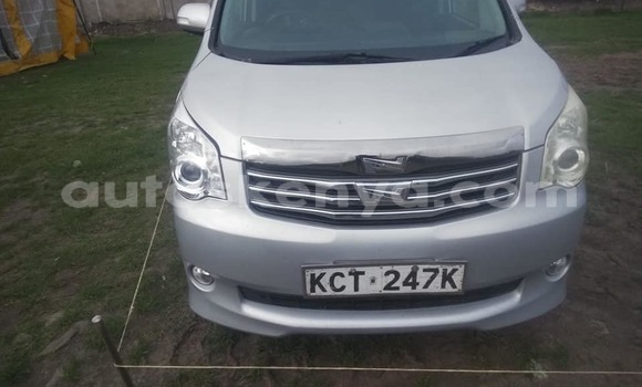 Oofamaa Toyota Noah Silver Makiinaa iti Nairobi keessatti Nairobi keessatti