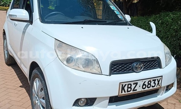 Oofamaa Toyota Rush White Makiinaa iti Nairobi keessatti Nairobi keessatti