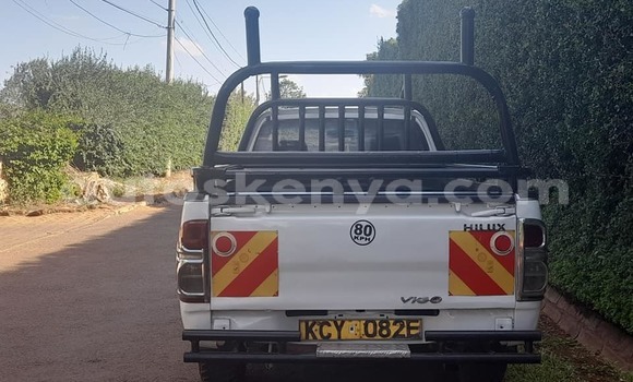 Oofamaa Toyota Hilux White Makiinaa iti Nairobi keessatti Nairobi keessatti Oofamaa Toyota Hilux White Makiinaa iti Nairobi keessatti Nairobi keessatti
