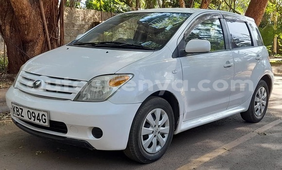 Oofamaa Toyota IST White Makiinaa iti Nairobi keessatti Nairobi keessatti