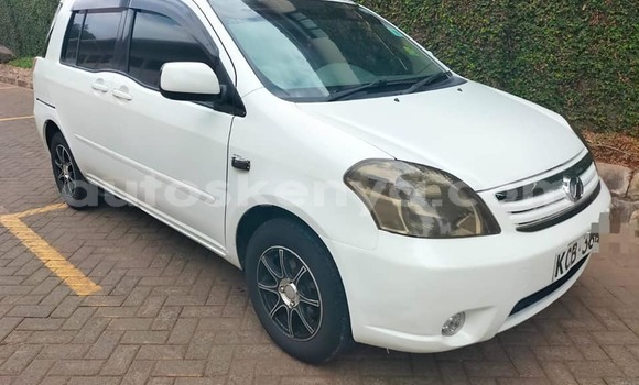 Oofamaa Toyota Raum White Makiinaa iti Nairobi keessatti Nairobi keessatti