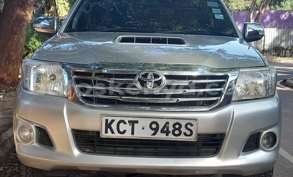 Nunua Ilio tumika Toyota Hilux Fedha Gari ndani ya Nairobi nchini Nairobi
