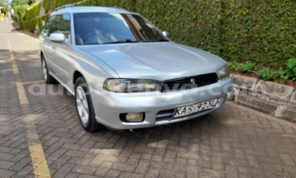 Oofamaa Subaru Legacy Silver Makiinaa iti Nairobi keessatti Nairobi keessatti