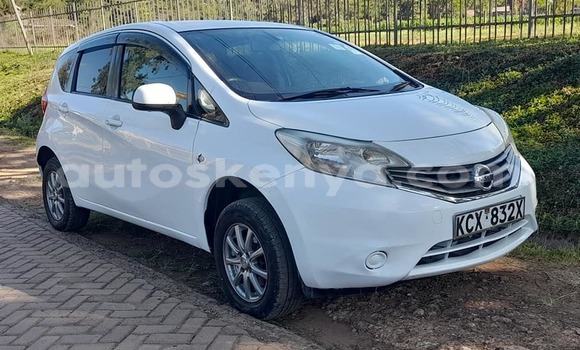 Oofamaa Nissan Note White Makiinaa iti Nairobi keessatti Nairobi keessatti