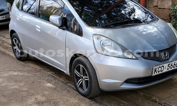 Oofamaa Honda Fit Silver Makiinaa iti Nairobi keessatti Nairobi keessatti