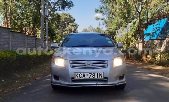 Oofamaa Toyota Axio Silver Makiinaa iti Nairobi keessatti Nairobi keessatti