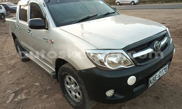 Oofamaa Toyota Hilux Silver Makiinaa iti Nairobi keessatti Nairobi keessatti