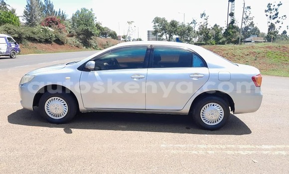 Oofamaa Toyota Axio Silver Makiinaa iti Nairobi keessatti Nairobi keessatti