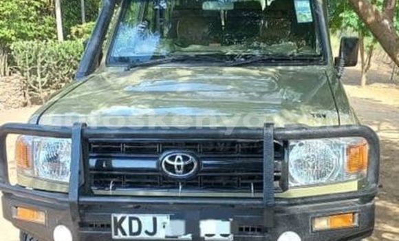 Oofamaa Toyota Land Cruiser Green Makiinaa iti Nairobi keessatti Nairobi keessatti