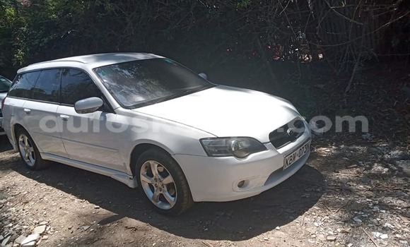 Oofamaa Subaru Legacy White Makiinaa iti Nairobi keessatti Nairobi keessatti