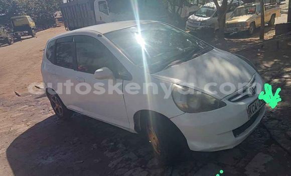 Nunua Ilio tumika Honda Fit Nyeupe Gari ndani ya Nairobi nchini Nairobi