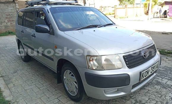 Oofamaa Toyota Succeed Silver Makiinaa iti Nairobi keessatti Nairobi keessatti