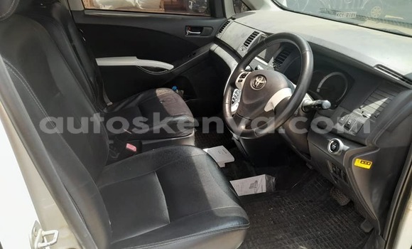 Oofamaa Toyota ISIS White Makiinaa iti Nairobi keessatti Nairobi keessatti Oofamaa Toyota ISIS White Makiinaa iti Nairobi keessatti Nairobi keessatti