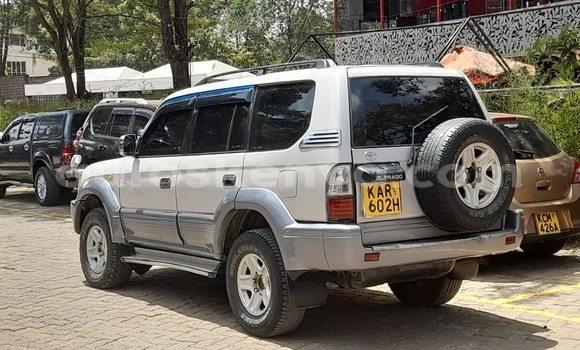 Oofamaa Toyota Land Cruiser White Makiinaa iti Nairobi keessatti Nairobi keessatti