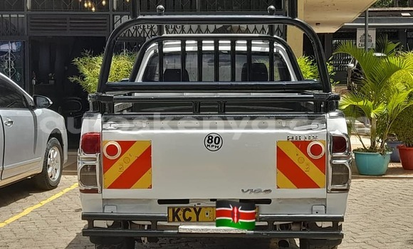 Oofamaa Toyota Hilux White Makiinaa iti Nairobi keessatti Nairobi keessatti Oofamaa Toyota Hilux White Makiinaa iti Nairobi keessatti Nairobi keessatti