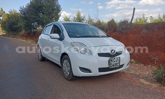 Nunua Ilio tumika Toyota Vitz Nyeupe Gari ndani ya Eldoret nchini Bonde la Ufafanuzi
