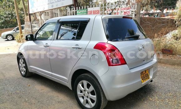 Oofamaa Suzuki Swift Silver Makiinaa iti Nairobi keessatti Nairobi keessatti
