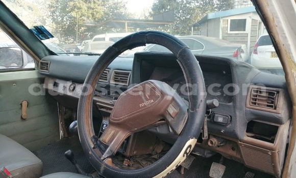 Oofamaa Toyota Hilux White Makiinaa iti Nairobi keessatti Nairobi keessatti Oofamaa Toyota Hilux White Makiinaa iti Nairobi keessatti Nairobi keessatti