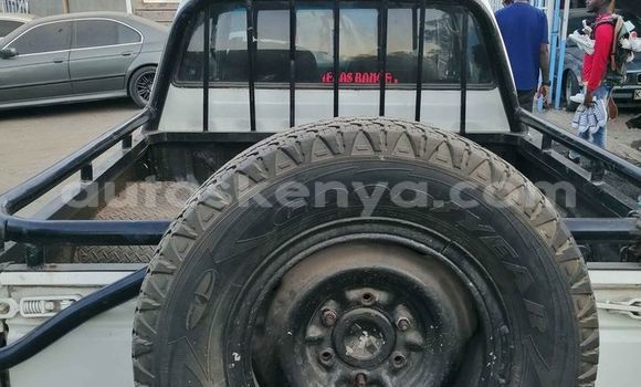 Oofamaa Toyota Hilux White Makiinaa iti Nairobi keessatti Nairobi keessatti Oofamaa Toyota Hilux White Makiinaa iti Nairobi keessatti Nairobi keessatti