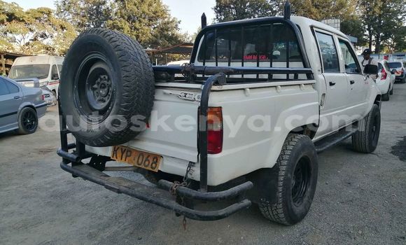 Oofamaa Toyota Hilux White Makiinaa iti Nairobi keessatti Nairobi keessatti Oofamaa Toyota Hilux White Makiinaa iti Nairobi keessatti Nairobi keessatti