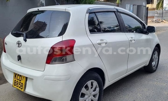 Nunua Ilio tumika Toyota Vitz Nyeupe Gari ndani ya Mombasa nchini Kenya ya Pwani