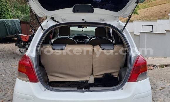 Oofamaa Toyota Vitz White Makiinaa iti Mombasa keessatti Coastal Kenya keessatti Oofamaa Toyota Vitz White Makiinaa iti Mombasa keessatti Coastal Kenya keessatti