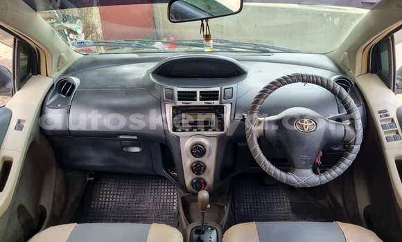 Oofamaa Toyota Vitz White Makiinaa iti Mombasa keessatti Coastal Kenya keessatti Oofamaa Toyota Vitz White Makiinaa iti Mombasa keessatti Coastal Kenya keessatti