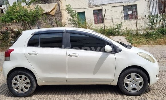 Oofamaa Toyota Vitz White Makiinaa iti Mombasa keessatti Coastal Kenya keessatti Oofamaa Toyota Vitz White Makiinaa iti Mombasa keessatti Coastal Kenya keessatti