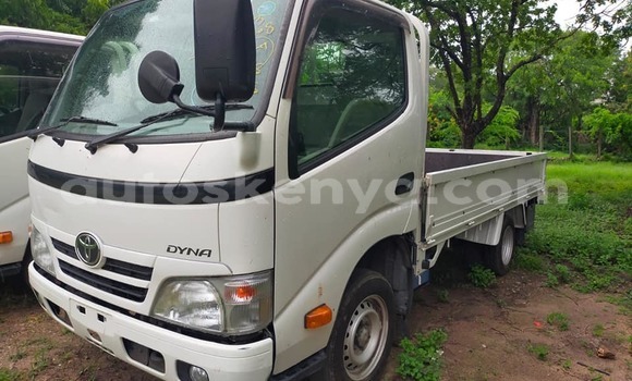 Oofamaa Toyota Dyna White Makiinaa iti Mombasa keessatti Coastal Kenya keessatti