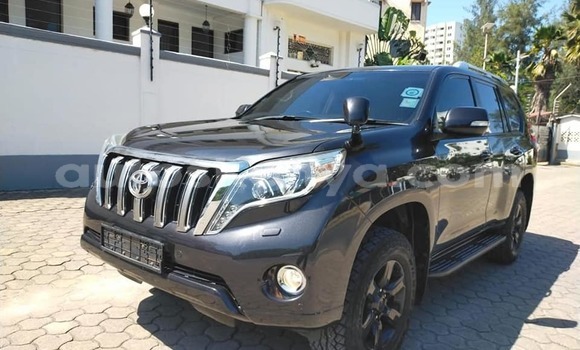 Oofamaa Toyota Land Cruiser Prado Black Makiinaa iti Mombasa keessatti Coastal Kenya keessatti