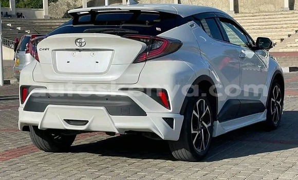 Oofamaa Toyota C-HR White Makiinaa iti Mombasa keessatti Coastal Kenya keessatti Oofamaa Toyota C-HR White Makiinaa iti Mombasa keessatti Coastal Kenya keessatti