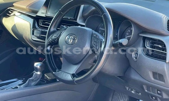 Oofamaa Toyota C-HR White Makiinaa iti Mombasa keessatti Coastal Kenya keessatti Oofamaa Toyota C-HR White Makiinaa iti Mombasa keessatti Coastal Kenya keessatti