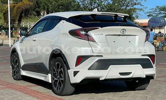 Oofamaa Toyota C-HR White Makiinaa iti Mombasa keessatti Coastal Kenya keessatti Oofamaa Toyota C-HR White Makiinaa iti Mombasa keessatti Coastal Kenya keessatti