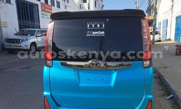 Oofamaa Toyota Voxy Blue Makiinaa iti Mombasa keessatti Coastal Kenya keessatti Oofamaa Toyota Voxy Blue Makiinaa iti Mombasa keessatti Coastal Kenya keessatti