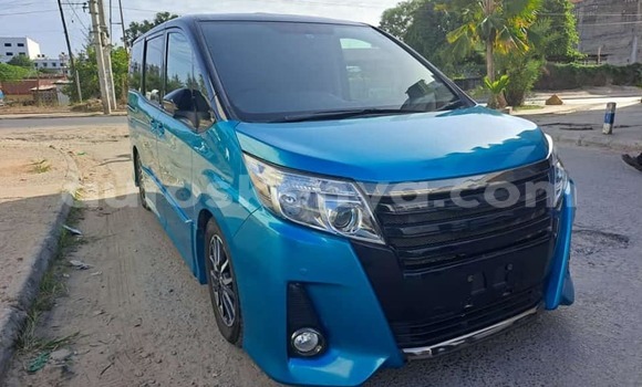 Oofamaa Toyota Voxy Blue Makiinaa iti Mombasa keessatti Coastal Kenya keessatti Oofamaa Toyota Voxy Blue Makiinaa iti Mombasa keessatti Coastal Kenya keessatti