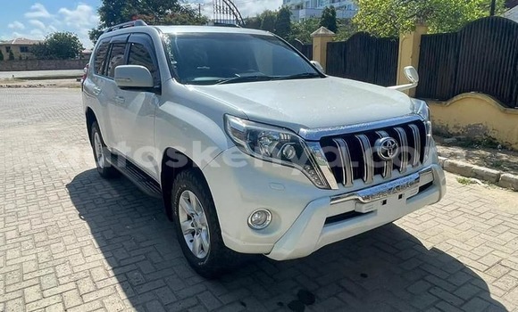 Nunua Ilio tumika Toyota Land Cruiser Nyeupe Gari ndani ya Mombasa nchini Kenya ya Pwani Nunua Ilio tumika Toyota Land Cruiser Nyeupe Gari ndani ya Mombasa nchini Kenya ya Pwani