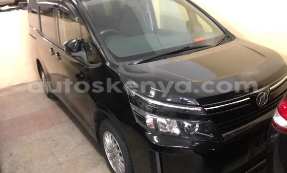 Oofamaa Toyota Voxy Black Makiinaa iti Mombasa keessatti Coastal Kenya keessatti